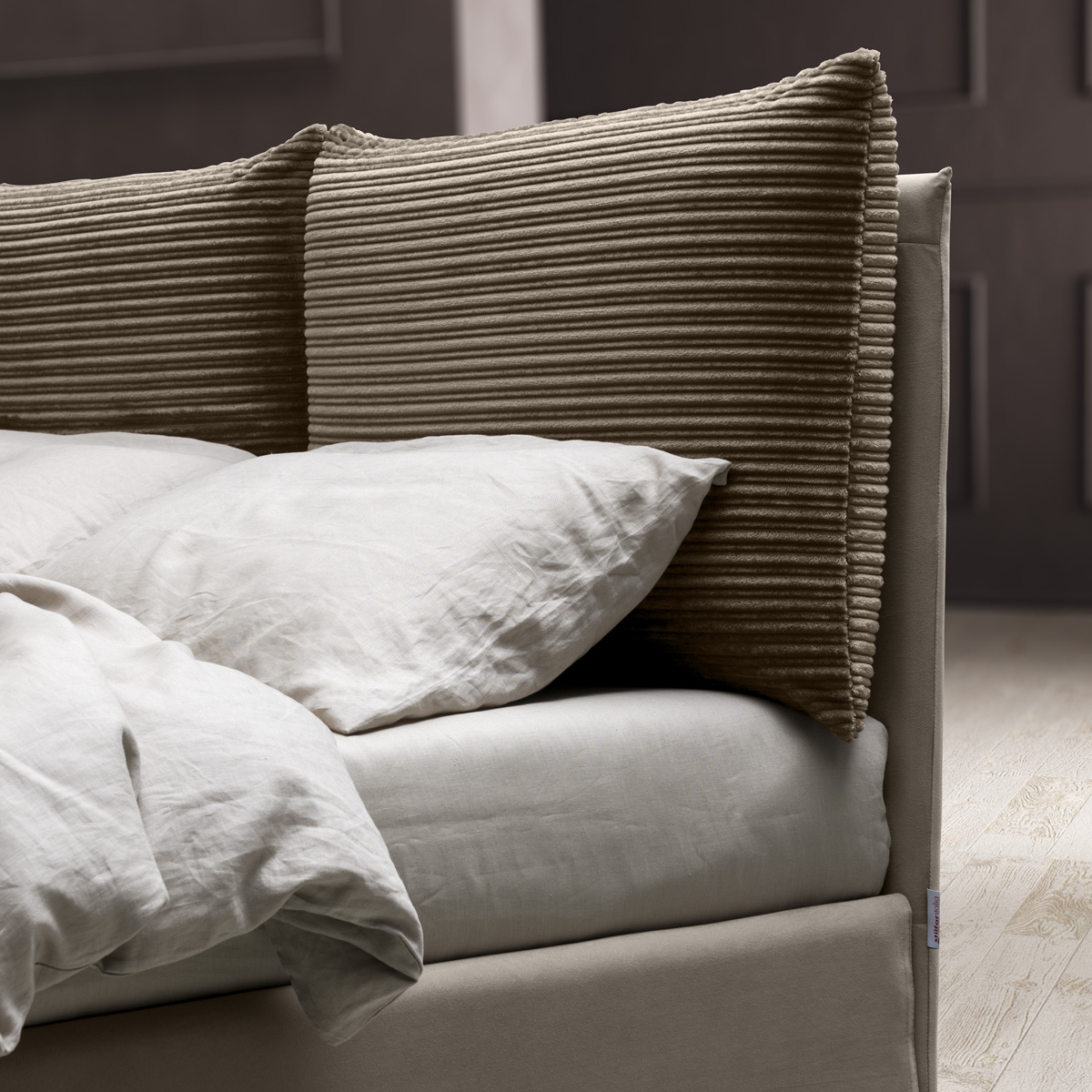 Dettaglio tessuto e cuciture di letto sartoriale