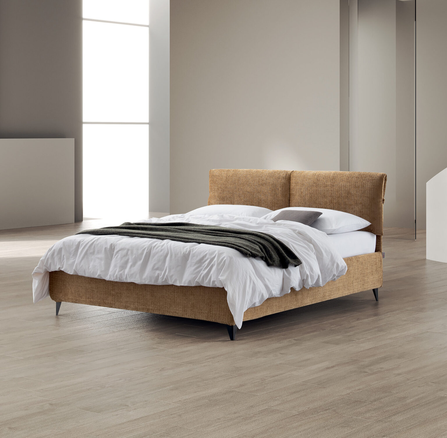 Letto imbottito di design in camera moderna a Torino